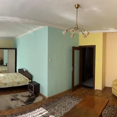 при Bond-100 м/2 със градина Apartment *