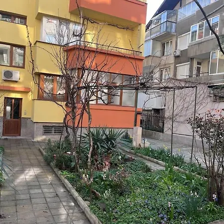 Apartment при Bond-100 м/2 със градина