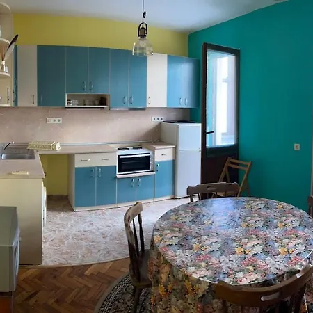 Apartment при Bond-100 м/2 със градина